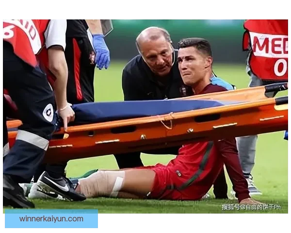 C罗标志动作再现赛场，表现稳健赢得球迷热烈支持